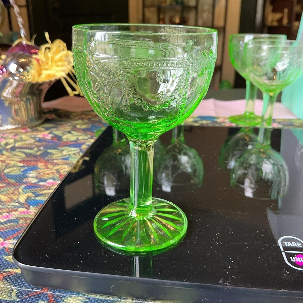 VTG Scarce Anchor Hocking 4" Uranium Cameo Wine Glass Green